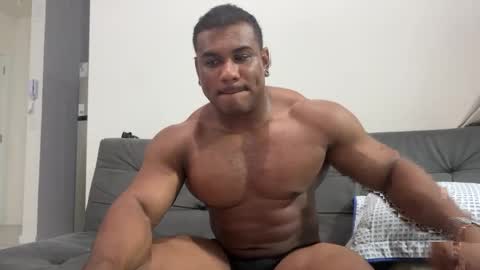 Snapshot of henrimusclee chatting on January 17, 2025, 11:18 pm Henri online show from January 17, 2025, 11:18 pm