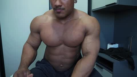 Snapshot of henrimusclee chatting on October 22, 2025, 9:03 pm Henri online show from October 22, 2025, 9:03 pm