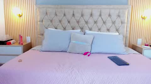 Hera  online show from September 24, 2025, 4:43 pm