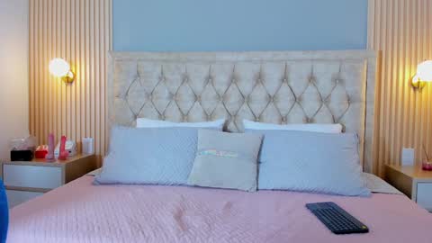 Hera  online show from September 25, 2025, 9:29 pm