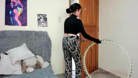 hesttia_ online show from October 10, 2025, 8:08 pm