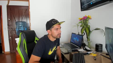 Snapshot of hetero27cum chatting on December 10, 2024, 5:33 pm Euphoria Boys online show from December 10, 2024, 5:33 pm