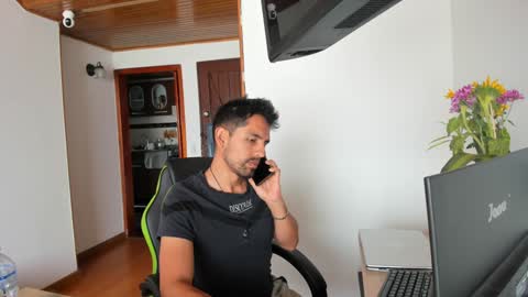 Snapshot of hetero27cum chatting on December 14, 2024, 5:36 pm Euphoria Boys online show from December 14, 2024, 5:36 pm