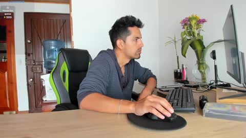 Snapshot of hetero27cum chatting on December 15, 2024, 3:31 pm Euphoria Boys online show from December 15, 2024, 3:31 pm