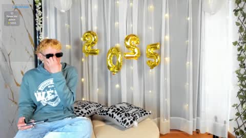 Snapshot of hetero27cum chatting on January 6, 2025, 7:13 pm Euphoria Boys online show from January 6, 2025, 7:13 pm