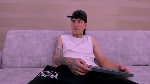 heteros men online show from February 5, 2025, 7:53 pm