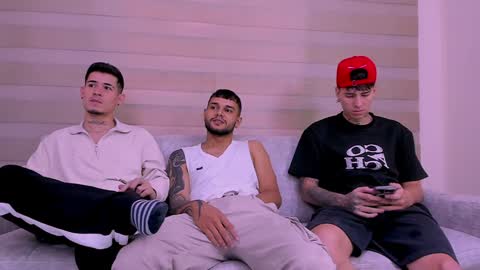 heteros men online show from February 6, 2025, 8:02 pm