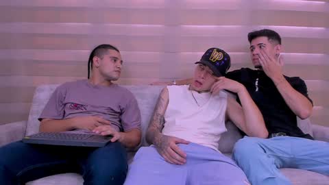 heteros men online show from February 7, 2025, 8:10 pm