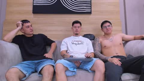 heteros men online show from April 18, 2026, 1:09 am