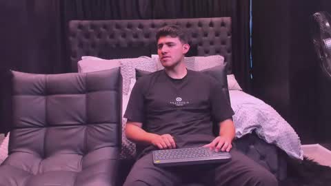 heteros men online show from April 25, 2026, 7:55 pm
