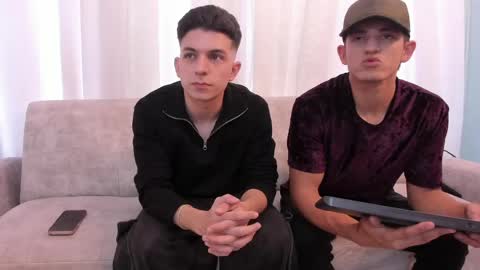 heteros men online show from May 16, 2026, 7:23 pm