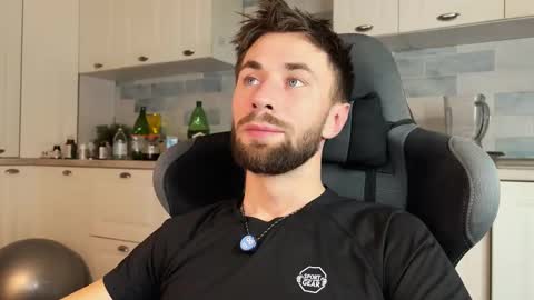 Snapshot of hey_arnold chatting on December 14, 2025, 2:28 am Arnold online show from December 14, 2025, 2:28 am