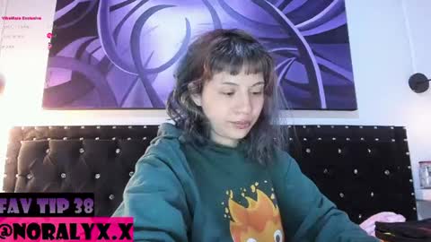 Snapshot of hey_noraly chatting on July 4, 2026, 4:07 am Noraly online show from July 4, 2026, 4:07 am