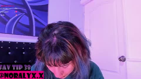 Snapshot of hey_noraly chatting on July 25, 2026, 5:05 am Noraly online show from July 25, 2026, 5:05 am