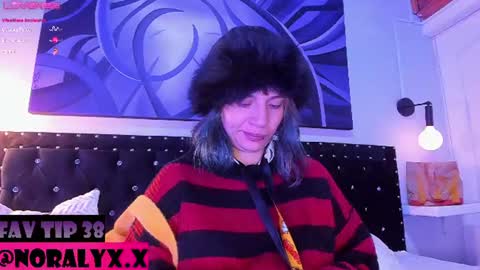 Snapshot of hey_noraly chatting on August 3, 2026, 4:11 am Noraly online show from August 3, 2026, 4:11 am