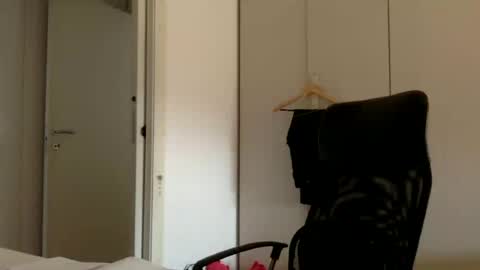 hhombre online show from June 18, 2026, 7:52 am