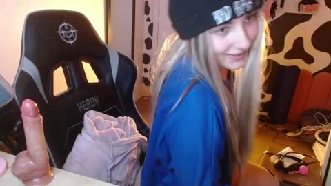 Snapshot of hi_elora chatting on May 19, 2026, 1:56 am Elora online show from May 19, 2026, 1:56 am