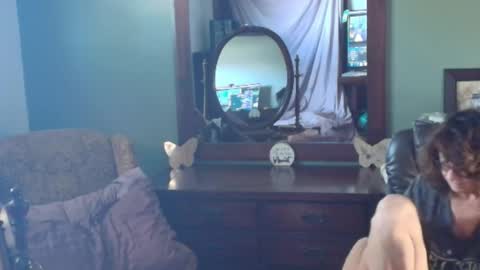 Snapshot of hidden_gold_milf chatting on October 16, 2025, 6:09 pm hidden_gold_milf online show from October 16, 2025, 6:09 pm