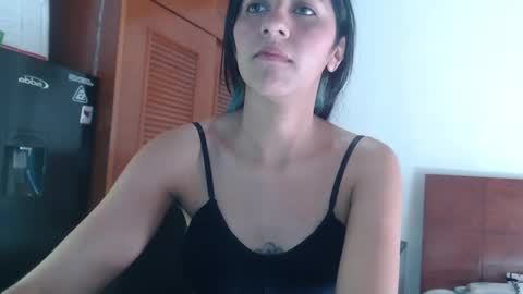 hilaril18 online show from January 18, 2025, 4:42 pm