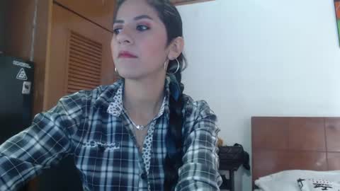 hilaril18 online show from January 19, 2025, 4:04 pm