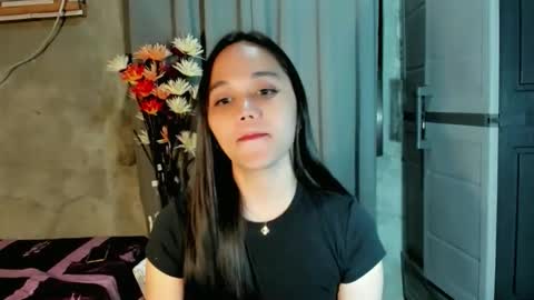 Snapshot of hilarymolly chatting on June 9, 2026, 6:52 pm hilarymolly online show from June 9, 2026, 6:52 pm