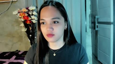 hilarymolly online show from August 4, 2026, 9:39 pm