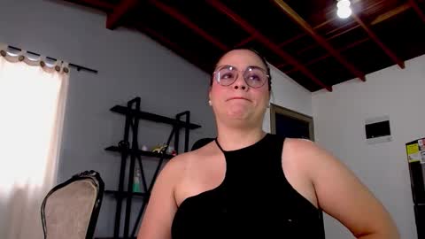 Snapshot of hillary_12 chatting on September 28, 2025, 2:55 pm Miranda online show from September 28, 2025, 2:55 pm