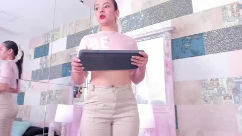 Snapshot of hillary_chen chatting on October 25, 2025, 2:30 am Hillary online show from October 25, 2025, 2:30 am