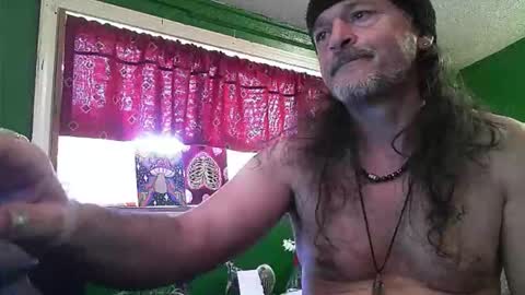 hippiedad333 online show from May 4, 2026, 10:28 pm
