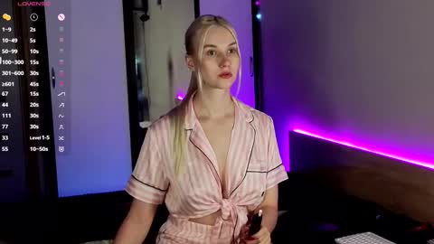 Snapshot of hitchcocianblonde_ chatting on October 1, 2025, 6:03 pm Mary online show from October 1, 2025, 6:03 pm