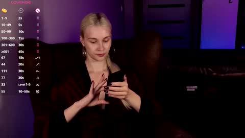 Snapshot of hitchcocianblonde_ chatting on October 14, 2025, 7:14 pm Mary online show from October 14, 2025, 7:14 pm