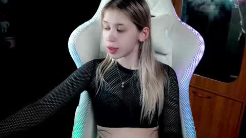 Holly online show from December 5, 2025, 7:21 pm