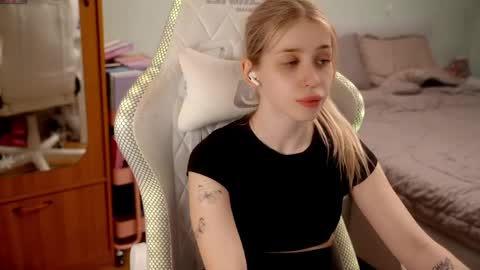 Holly online show from May 6, 2026, 6:02 pm