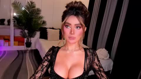 Snapshot of holee_laura chatting on September 18, 2025, 1:40 am Ms. Laura online show from September 18, 2025, 1:40 am