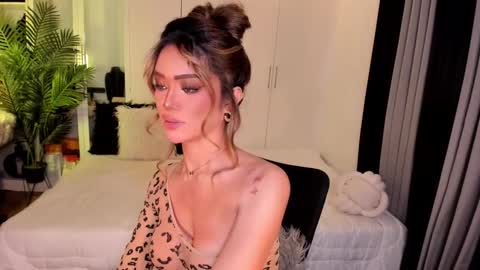 Snapshot of holee_laura chatting on October 9, 2025, 7:50 am Ms. Laura online show from October 9, 2025, 7:50 am