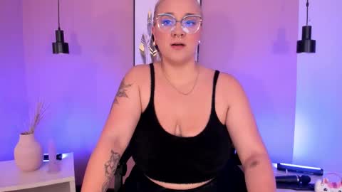 Hollie online show from September 10, 2025, 12:05 pm