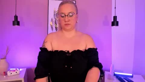 Hollie online show from September 13, 2025, 12:16 pm