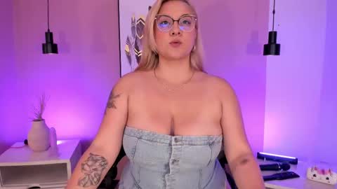 Hollie online show from September 22, 2025, 12:07 pm