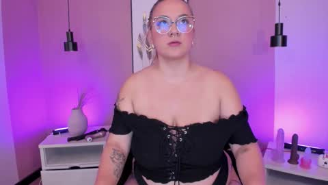 Hollie online show from October 2, 2025, 8:10 am