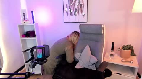 Hollie online show from March 25, 2026, 12:00 pm