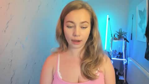 Holly online show from October 14, 2025, 6:20 pm