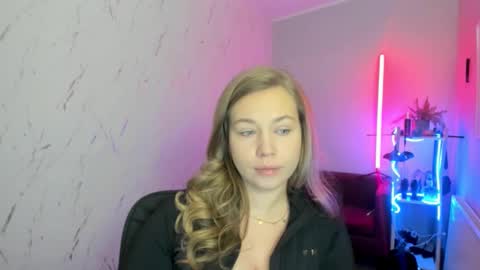 Holly online show from November 29, 2025, 9:40 pm