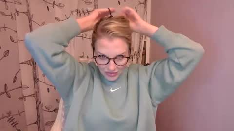 Snapshot of holly_bourbon chatting on October 31, 2025, 11:50 pm holly_bourbon online show from October 31, 2025, 11:50 pm