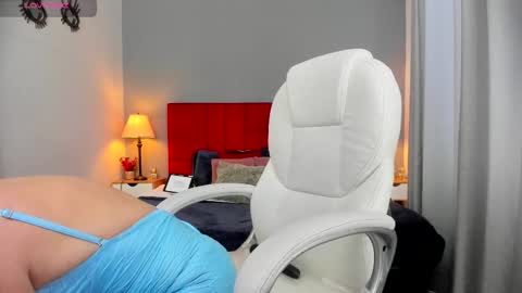 Snapshot of holly_madison_ chatting on October 5, 2025, 12:47 pm Holly Madisson online show from October 5, 2025, 12:47 pm