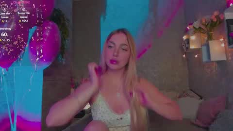 holly_molly8 online show from February 18, 2026, 8:27 pm