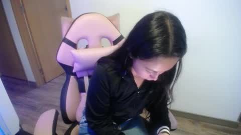 Holly online show from October 17, 2025, 9:50 pm