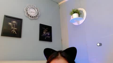 Snapshot of holly_sunshine69 chatting on March 6, 2025, 10:52 am Apple online show from March 6, 2025, 10:52 am