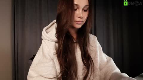 hollyextra online show from November 11, 2025, 3:23 pm