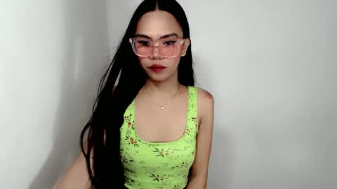 Snapshot of hollyhalo chatting on October 14, 2025, 9:43 am hollyhalo online show from October 14, 2025, 9:43 am