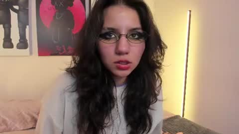 hollypeach_ online show from June 10, 2026, 7:46 pm